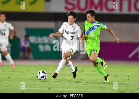 Kanagawa, Japan. 19 Aug, 2018. Hirotaka Mita (vissel), mitsuki Saito (Bellmare) Fußball: 2018 J1 Liga Match zwischen Shonan Bellmare 0-2 Vissel Kobe an Shonan BMW Stadion Hiratsuka in Kanagawa, Japan. Quelle: LBA/Alamy leben Nachrichten Stockfoto