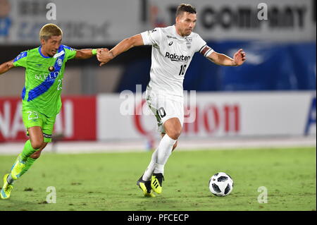 Kanagawa, Japan. 19 Aug, 2018. Kaoru Takayama (Bellmare), Lukas Podolski (vissel) Fußball: 2018 J1 Liga Match zwischen Shonan Bellmare 0-2 Vissel Kobe an Shonan BMW Stadion Hiratsuka in Kanagawa, Japan. Quelle: LBA/Alamy leben Nachrichten Stockfoto