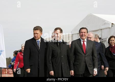 Russland. 21 Aug, 2018. Alexej Miller, stellvertretender Vorsitzender des Verwaltungsrats und Vorsitzender der Geschäftsleitung der OAO Gazprom (links) der russische Präsident Medwedew (Mitte), der ehemalige deutsche Bundeskanzler, Gerhard Schrder (rechts), am 9. April 2010 der Baubeginn der Nord Stream Pipeline zu feiern. Portowaja, Russland. Credit: Nord Stream AG/russischen Look/ZUMA Draht/Alamy leben Nachrichten Stockfoto