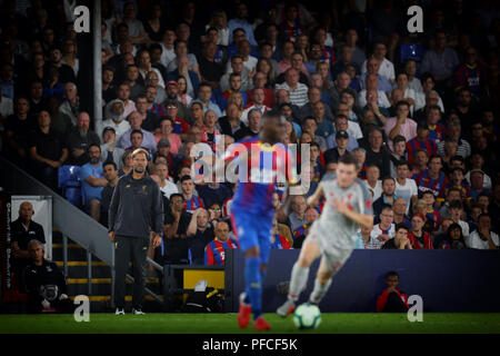 Manager von Liverpool, Jürgen Klopp Uhren das Spiel - Crystal Palace gegen Liverpool, Premier League, der Selhurst Park, London (selhurst) - 20. August 2018 Stockfoto