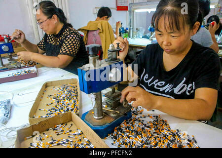 Raoyang, Hebei Provinz Chinas. 21 Aug, 2018. Die Dorfbewohner machen Kosmetikpinsel auf einem Workshop in Shengshui Dorf Raoyang County, im Norden der chinesischen Provinz Hebei, Aug 21., 2018. In den letzten Jahren, Raoyang Regierung hat die Initiative ländliche arbeitsintensive Industrie lokale Familie abschütteln, um Armut zu fördern. Fast 60 Frauen gefunden haben, Arbeitsplätze in einem kosmetischen Bürste Produktion Werkstatt durch Shengshui Dorf eingeführt. Credit: Li Xiaoguo/Xinhua/Alamy leben Nachrichten Stockfoto