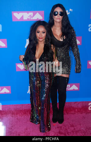 New York, NY, USA. 20 Aug, 2018. Nicole's nooki' Polizzi und Jenni "JWOWW" Farley Ankunft an die 2018 MTV Video Music Awards in der Radio City Music Hall in New York City am 20. August 2018. Credit: Diego Corredor/Medien Punch/Alamy leben Nachrichten Stockfoto