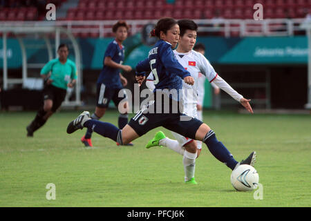 Palembang, South Sumatra, Indonesien. 21 Aug, 2018. PALEMBANG, Indonesien - 21. August: Takagi Hikari von Japan wird von Vietnam während der Frauen matchch zwischen Japan und Vietnam an der Jakabaring Stadion geprüft am Tag drei der 18 asiatischen Spiele am 19 August, 2018 in Palembang, Indonesien. Japan beat Vietnam 7-0. Credit: Sijori Images/ZUMA Draht/Alamy leben Nachrichten Stockfoto