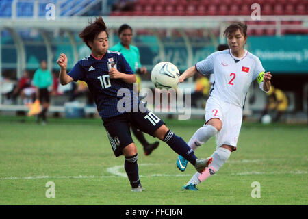 Palembang, South Sumatra, Indonesien. 21 Aug, 2018. PALEMBANG, Indonesien - 21. August: Momiki Yuka von Japan wird von Vietnam während der Frauen matchch zwischen Japan und Vietnam an der Jakabaring Stadion geprüft am Tag drei der 18 asiatischen Spiele am 19 August, 2018 in Palembang, Indonesien. Japan beat Vietnam 7-0. Credit: Sijori Images/ZUMA Draht/Alamy leben Nachrichten Stockfoto