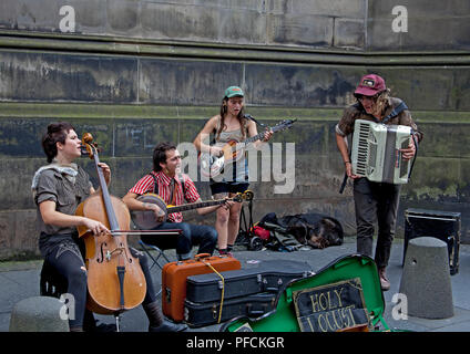 Edinburgh, Schottland, UK, August 2018, Edinburgh Fringe Musiker in den Nischen, Royal Mile. "Heiligen Heuschrecke' Stockfoto