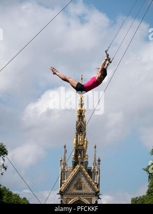 London, Großbritannien. 21 August, 2018. Junge Frauen Keep Cool in 27 c Hitze, indem sie über das Albert Memorial in Kensington, London zu fliegen. Sie sind Sie Training mit dem Fliegenden Trapez Schule (www.gorillacircus.com) Credit: David Thorpe/Alamy leben Nachrichten Stockfoto