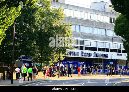 London, Großbritannien. 21. August 2018. Eine allgemeine Ansicht außerhalb der Loftus Road Stadium vor dem Spiel. EFL Skybet Meisterschaft übereinstimmen, Queens Park Rangers v Bristol City an der Loftus Road Stadium in London am Dienstag, den 21. August 2018. Dieses Bild dürfen nur für redaktionelle Zwecke verwendet werden. Nur die redaktionelle Nutzung, eine Lizenz für die gewerbliche Nutzung erforderlich. Keine Verwendung in Wetten, Spiele oder einer einzelnen Verein/Liga/player Publikationen. pic von Steffan Bowen/Andrew Orchard sport Fotografie/Alamy leben Nachrichten Stockfoto