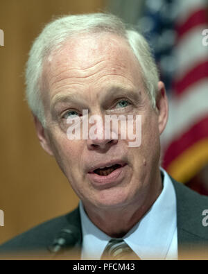 Washington, District of Columbia, USA. 21 Aug, 2018. United States Senator Ron Johnson, Präsident, US-Senat Ausschusses für Innere Sicherheit und staatlichen Angelegenheiten, macht eine Eröffnung vor der Anhörung Zeugnis auf '''Prüfung CMS Bemühungen Medicaid Betrug und Überzahlungen zu Kämpfen'' auf dem Capitol Hill in Washington, DC am Dienstag, August 21, 2018 Quelle: Ron Sachs/CNP/ZUMA Draht/Alamy leben Nachrichten Stockfoto