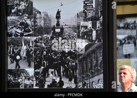 Prag, Tschechische Republik. 21 Aug, 2018. Eine Ausstellung mit Fotos von der Invasion des Warschauer Pakts in die Tschechoslowakei im August 1968 wurde in Prag, Tschechische Republik, am 21. August 2018, anlässlich des 50. Jahrestages der Invasion. Credit: Roman Vondrous/CTK Photo/Alamy leben Nachrichten Stockfoto