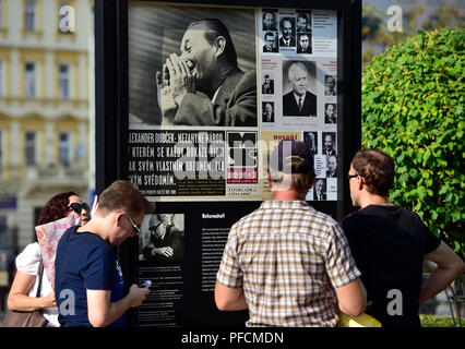 Prag, Tschechische Republik. 21 Aug, 2018. Eine Ausstellung mit Fotos von der Invasion des Warschauer Pakts in die Tschechoslowakei im August 1968 wurde in Prag, Tschechische Republik, am 21. August 2018, anlässlich des 50. Jahrestages der Invasion. Credit: Roman Vondrous/CTK Photo/Alamy leben Nachrichten Stockfoto