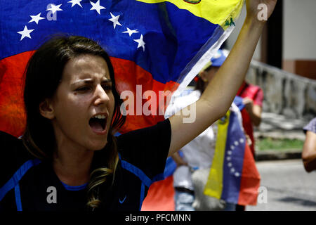 Valencia, Carabobo, Venezuela. 21 Aug, 2018. August 21, 2018. Ein junges Mädchen schreit Slogans während eines Protestes gegen die wirtschaftlichen Maßnahmen durch den venezolanischen Präsidenten Nicolas Maduro. In Valencia, Carabobo Zustand. Foto: Juan Carlos Hernandez Credit: Juan Carlos Hernandez/ZUMA Draht/Alamy leben Nachrichten Stockfoto