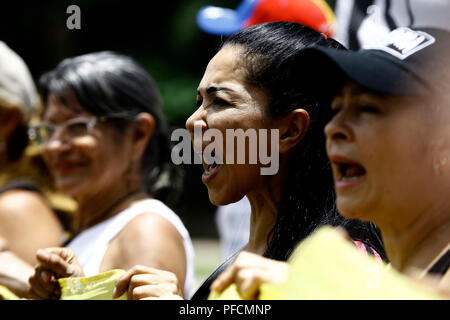 Valencia, Carabobo, Venezuela. 21 Aug, 2018. August 21, 2018. Eine Frau schreit Slogans während eines Protestes gegen die wirtschaftlichen Maßnahmen durch den venezolanischen Präsidenten Nicolas Maduro. In Valencia, Carabobo Zustand. Foto: Juan Carlos Hernandez Credit: Juan Carlos Hernandez/ZUMA Draht/Alamy leben Nachrichten Stockfoto