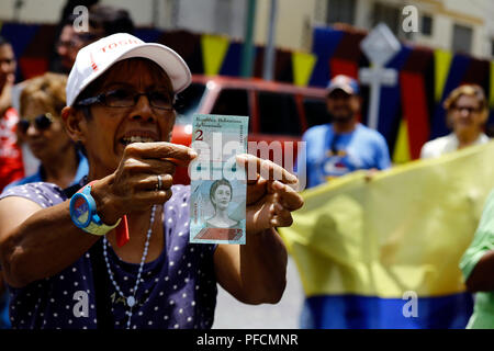 Valencia, Carabobo, Venezuela. 21 Aug, 2018. August 21, 2018. Eine Frau zeigt einen Wechsel von der neuen Parallelität während eines Protestes gegen die wirtschaftlichen Maßnahmen durch den venezolanischen Präsidenten Nicolas Maduro. In Valencia, Carabobo Zustand. Foto: Juan Carlos Hernandez Credit: Juan Carlos Hernandez/ZUMA Draht/Alamy leben Nachrichten Stockfoto