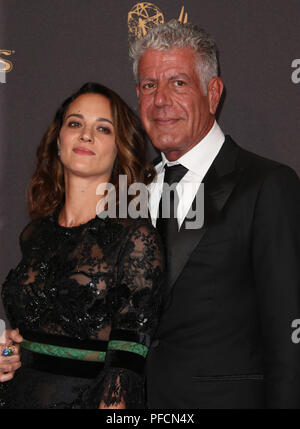 Los Angeles, USA. 9 Sep, 2017. Anthony Bourdain und Asia Argento besuchen die Creative Arts Emmy Awards bei Microsoft Theater. Credit: F. Sadou/AdMedia/ZUMA Draht/Alamy leben Nachrichten Stockfoto