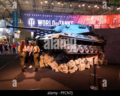 Köln, Deutschland, 21. August 2018, Welt der Tanks Cosplayer mit einem Modell Tank. Credit: Jovana und Miodrag Kuzmanović/Alamy leben Nachrichten Stockfoto