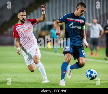 Belgrad, Serbien. Belgrad, Serbien. 21. August 2018, Rajko Miti &#x107; Stadium, Belgrad, Serbien; UEFA Champions-League-Qualifikationsspiel 1 Bein, Roter Stern Belgrad gegen Red Bull Salzburg; Vujadin Savic von Roter Stern Belgrad, schirmt den Ball von Munas Dabbur Salzburg Credit: Aktion Plus Sport Bilder/Alamy leben Nachrichten Stockfoto