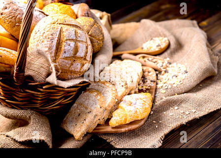 Noch immer leben Foto von Brot und Backwaren im Weidenkorb. Amerikanische und französische Toast zum Frühstück. Stockfoto