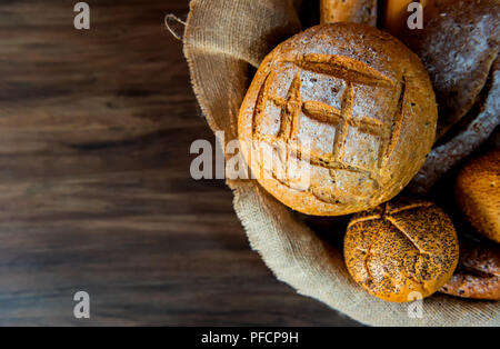 Noch immer leben Foto von Brot und Backwaren im Weidenkorb. Amerikanische und französische Toast zum Frühstück. Stockfoto
