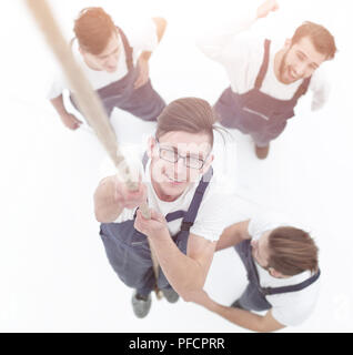 Team helfen, die Führer, das Seil zu klettern. Stockfoto