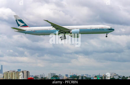 Boeing 777 Flugzeugen der Fluggesellschaft Cathay Pacific ist die Vorbereitung der Tan Son Nhat International Flughafen zu landen Stockfoto