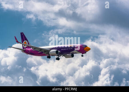 Passagierflugzeug Boeing 737 der Nok Air fliegen über städtischen Gebieten Vorbereitung zur Landung auf dem Internationalen Flughafen Tan Son Nhat Stockfoto