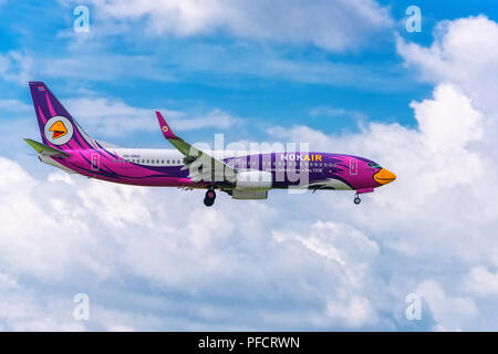 Passagierflugzeug Boeing 737 der Nok Air fliegen über städtischen Gebieten Vorbereitung zur Landung auf dem Internationalen Flughafen Tan Son Nhat Stockfoto