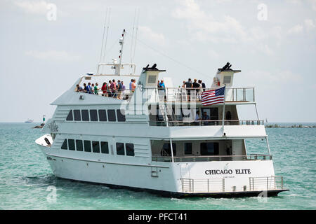 Ein Vergnügen Kreuzfahrtschiff touring Lake Michigan aus Navy Pier, Chicago, Illinois. Stockfoto