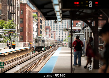 Einen Zug zieht in die Chicago L Station auf dem Braun und Lila Linien, bei Chicago und Superior Straßen in Chicago, Illinois. Stockfoto