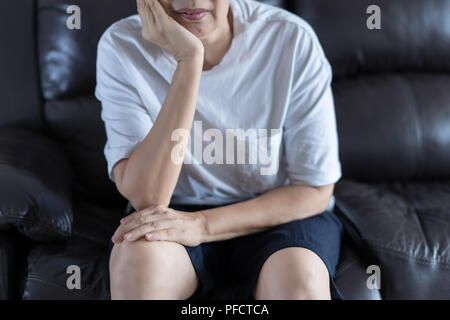 Deprimiert ältere Frau sitzen Stockfoto