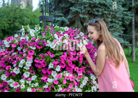 Seite Profil der jungen Frau riechenden Blüten Stockfoto