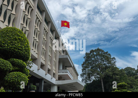 Außenansicht der Unabhängigkeit Palast (Palast der Wiedervereinigung), Ho Chi Minh City, Vietnam, entworfen von Dinh Thong Nhat Stockfoto