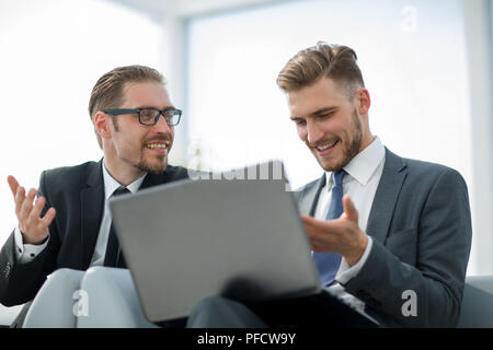 Kollegen diskutieren neue Informationen Stockfoto