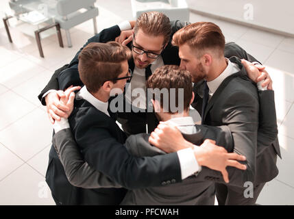 Gruppe von Geschäftsleuten in einem engen Kreis stehen. Stockfoto
