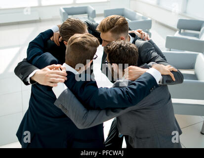 Gruppe von Geschäftsleuten in einem engen Kreis stehen. Stockfoto