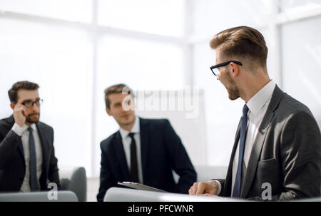 Geschäftsmann, erklären die Partner die Bedingungen und Einzelheiten des Vertrages Stockfoto