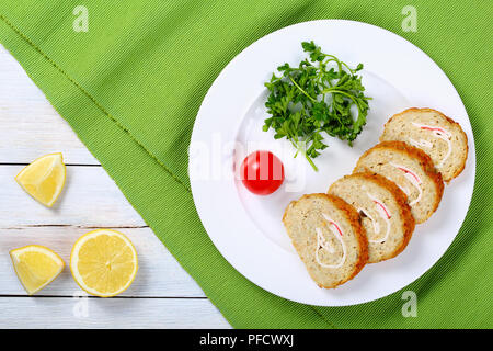 Fisch Roll-up mit Krabbenfleisch in Scheiben geschnitten Stockfoto