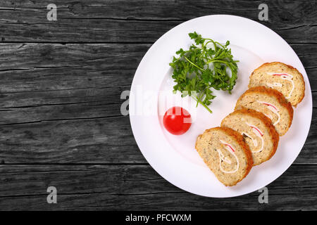 Fisch Roll-up mit Krabbenfleisch in Scheiben geschnitten Stockfoto