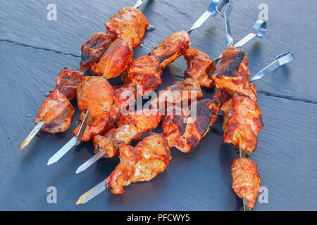 Lecker saftig gegrillten Fleisch Filet auf Metall Spieße auf schwarzem Schiefer Fächer, Ansicht von oben, close-up Stockfoto