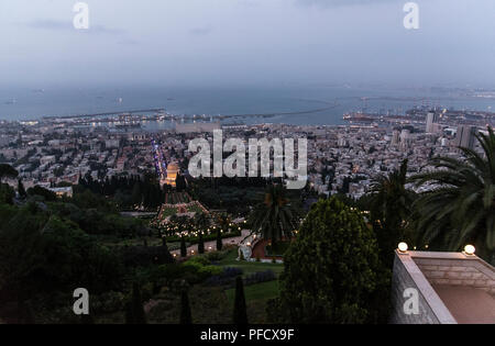 Bahai Schrein in Haifa, Stadt bei Nacht Stockfoto