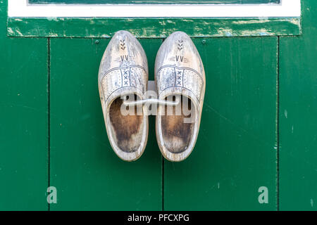 Traditionelle holländische Holzschuhe hängend an einer Wand in Niederlande Stockfoto