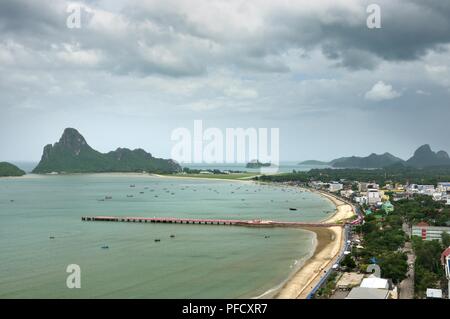 Prachuap Strandpromenade, Kao Lom Muak Berg, Prachuap Khiri Khan Provinz, Thailand. Stockfoto