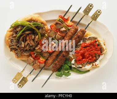Adana, shish und Donner Kebab serviert auf Ovale weiße Platte mit dekorativen Spieße Stockfoto