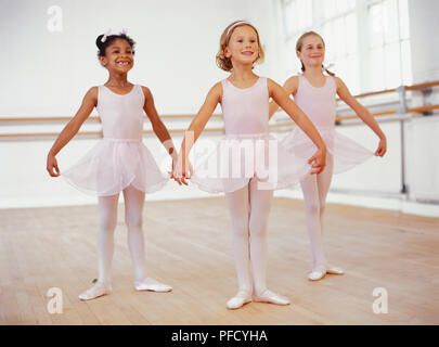 Drei junge Tänzer stehen senkrecht nach im Ballett klasse Seite Stockfoto