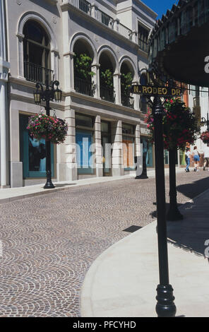USA, Kalifornien, Los Angeles, Beverly Hills, Rodeo Drive, speichert Futter Fußgängerzone. Stockfoto