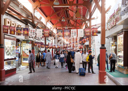 Käufer gehen durch den Gold Souk in Deira in Dubai, Vereinigte Arabische Emirate, während der jährlichen Dubai Shopping Festival (DSF) Stockfoto