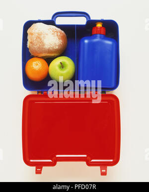 Öffnen Lunch Box, green apple, Tangerine, Sandwich und Trinkflasche, Ansicht von oben. Stockfoto