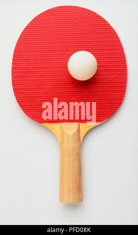 Red Tischtennis Schläger und Ball, aus der Nähe. Stockfoto