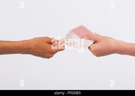 Hand ziehen spielen Karte aus nach unten zeigende Deck in der Hand einer anderen Person gehalten, Seitenansicht. Stockfoto