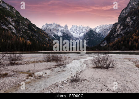 Schönen Sonnenaufgang im Herbst Bergsee. Lago Di Landro, Dolomiten, Alpen, Italien Stockfoto