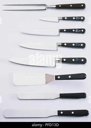 Eingestellt von Küchengeräten bestehend aus vier Messer, drei Metall Spatel und ein Carving Fork. Stockfoto